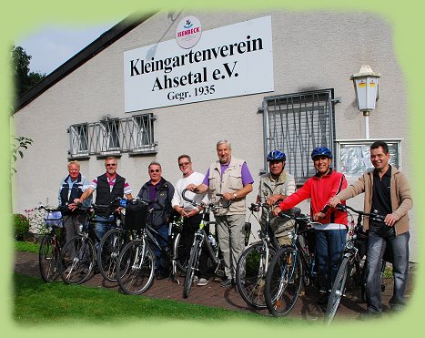 Gruppenfoto vor dem Vereinsheim