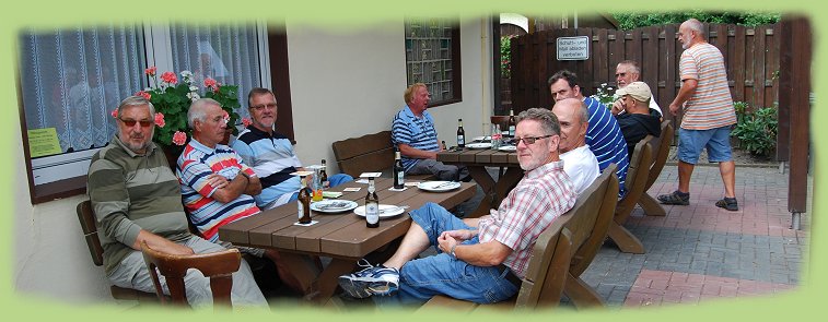 Radtour 2013 - Grillpause im Klgv. Haus Aden